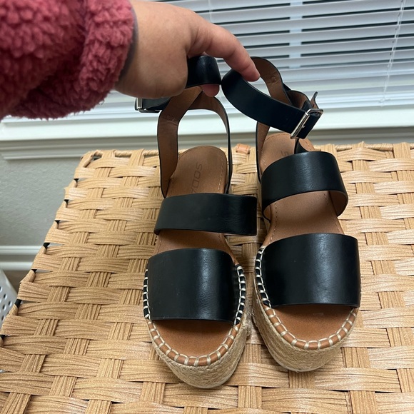 Soda platforms - Picture 2 of 2